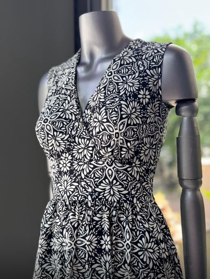 KRUVAZE YAKA DESENLİ ELBİSE