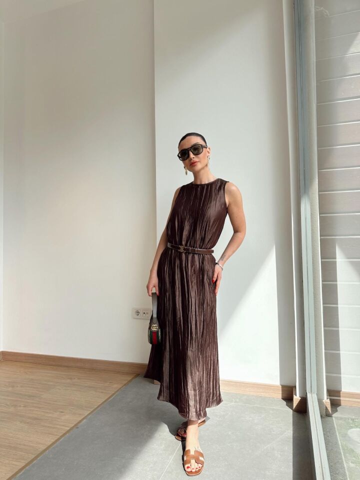 KRAŞ KOLSUZ SATEN UZUN ELBİSE